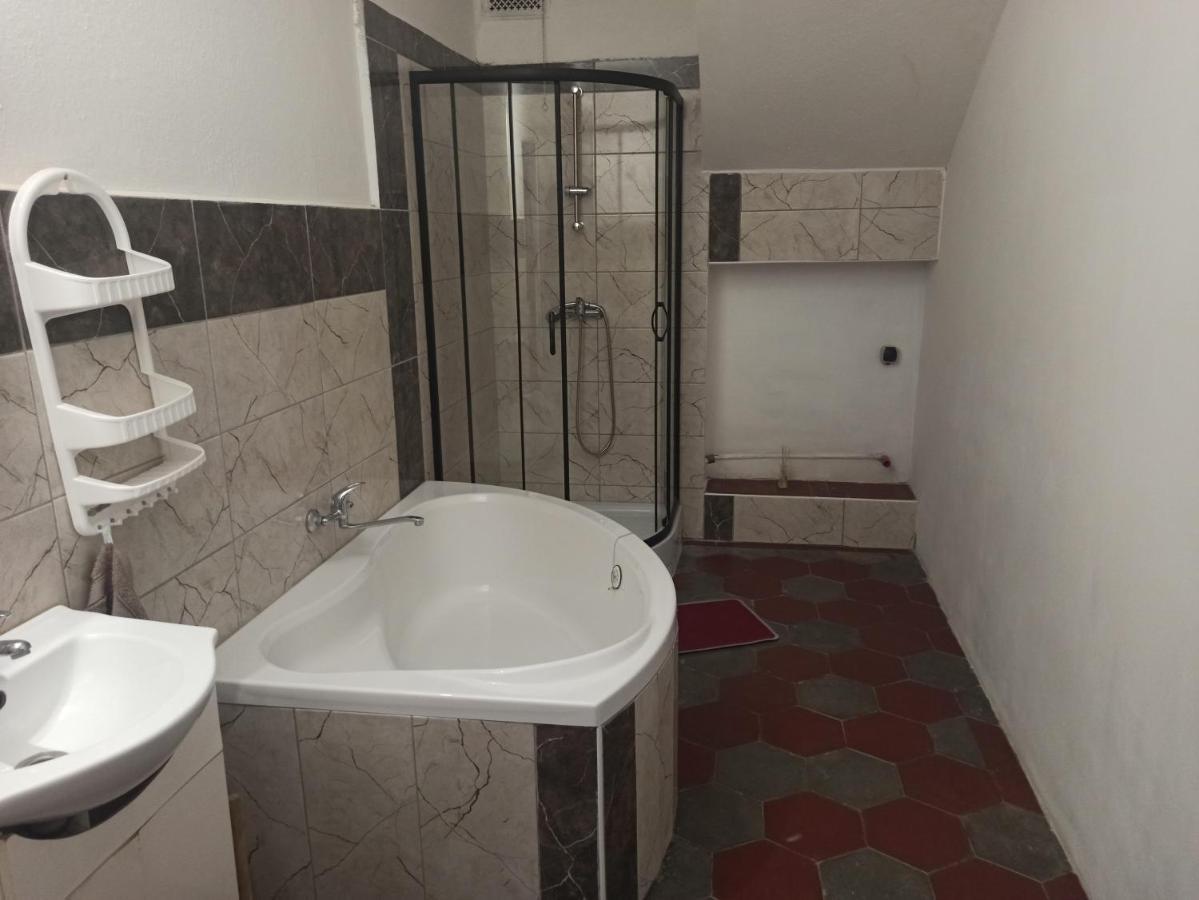 Apartman Menany Экстерьер фото